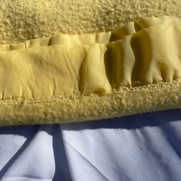 Sears Source 47 Acrylic Fleece Fuzzy Blanket Yellow Silky Edge Floral Accent Vtg - Picture 8 of 10